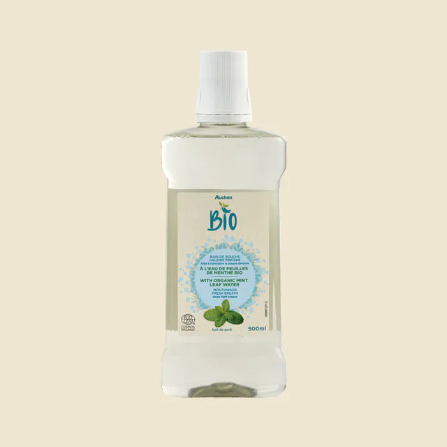 Bain de bouche à l’eau de feuilles de menthe bio